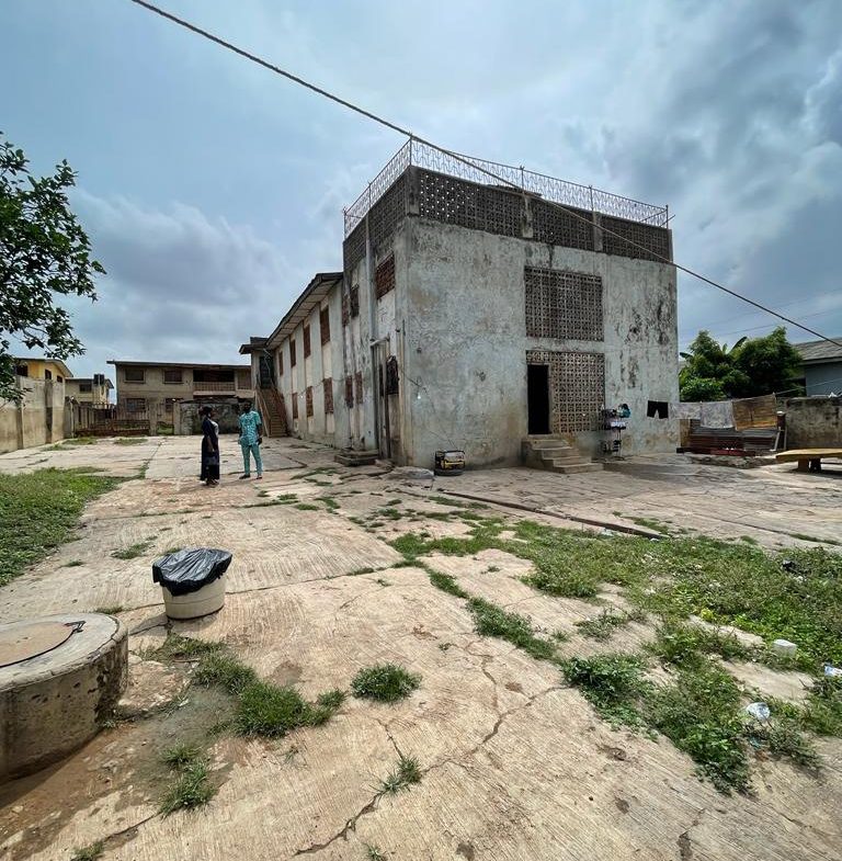 building of 8 rooms picture